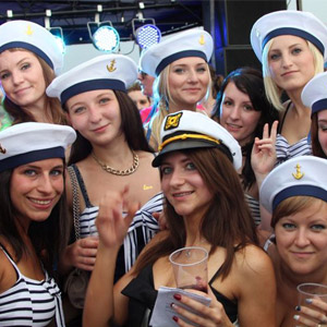 Tanz im Mai 2016 in Hamburg auf dem Partyboot